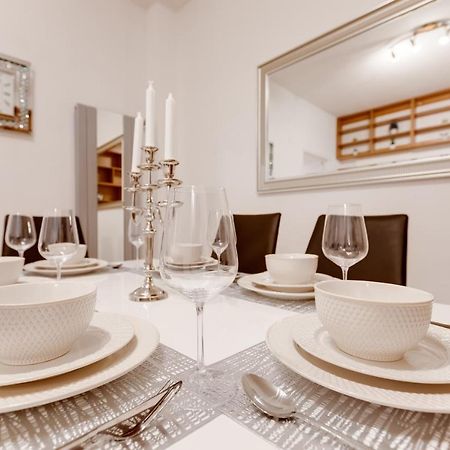 Exclusive Riverside Apartment In The Heart Of Prag Eksteriør billede