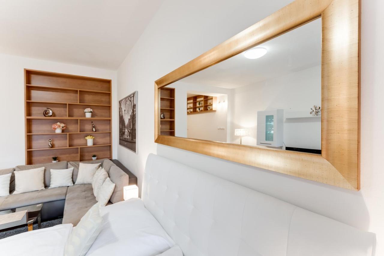 Exclusive Riverside Apartment In The Heart Of Prag Eksteriør billede