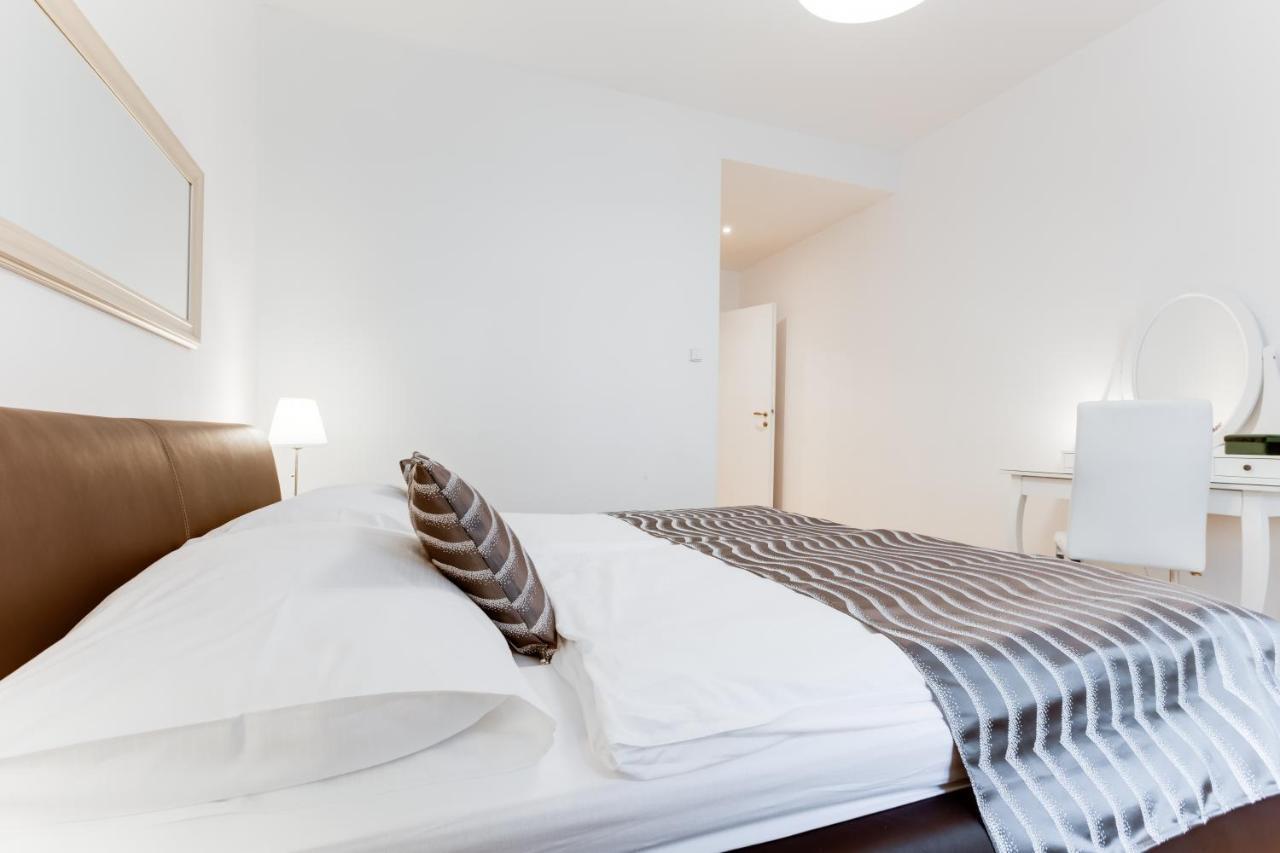 Exclusive Riverside Apartment In The Heart Of Prag Eksteriør billede